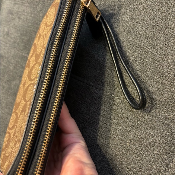 Coach Double Zip Wristlet. - Picture 3 of 8